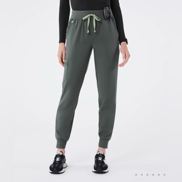 NWT High Waisted Zamora Jogger Scrub Pants in Bonsai Green. XS. SOLD OUT ONLINE. - Picture 1 of 11